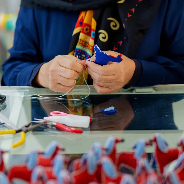 Selvedge Magazine - Issue 118 - Hand In Hand