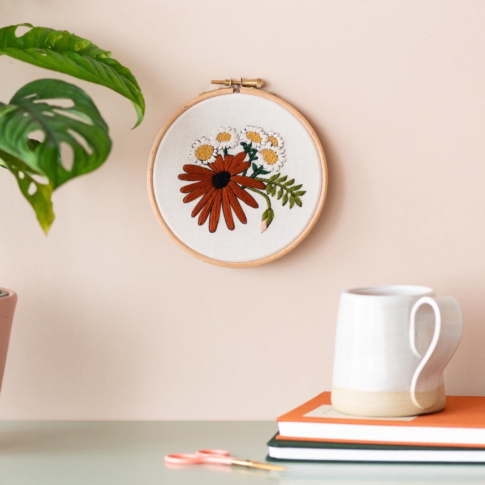 Modern Embroidery Kit - Retro Daisies