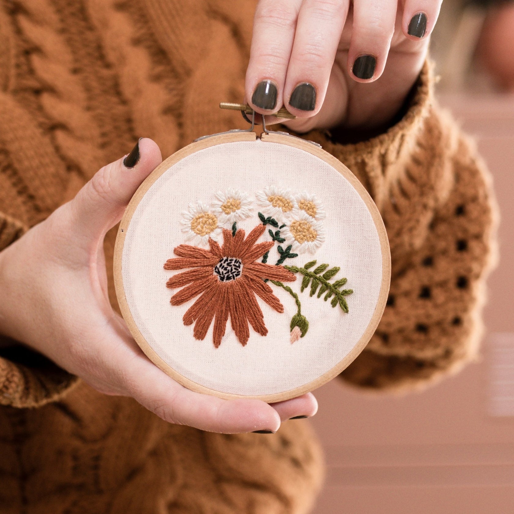 Modern Embroidery Kit - Retro Daisies